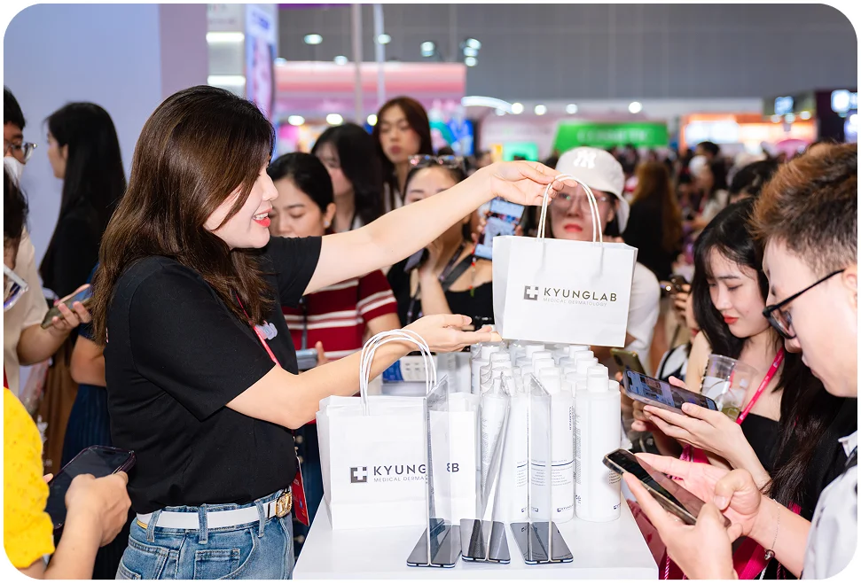 Khách tham quan nhận quà tại booth