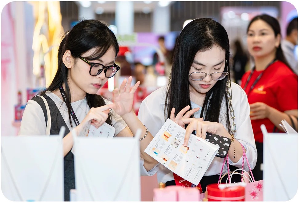 Khách trải nghiệm sản phẩm tại booth